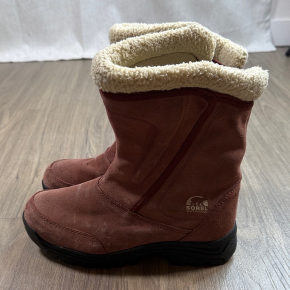 Sorel Red Suede Winter Boots with Cream Lining - Picture 1 of 13